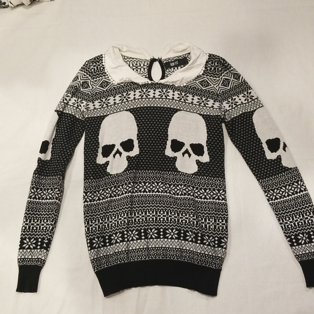 Iron fist Skull/ Christmas shirt size S